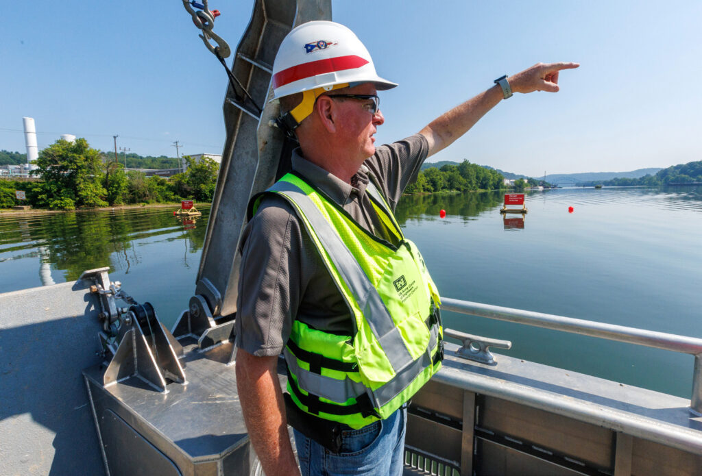 Army Corps gives tour of navigation warning signs for upcoming dam demo ...